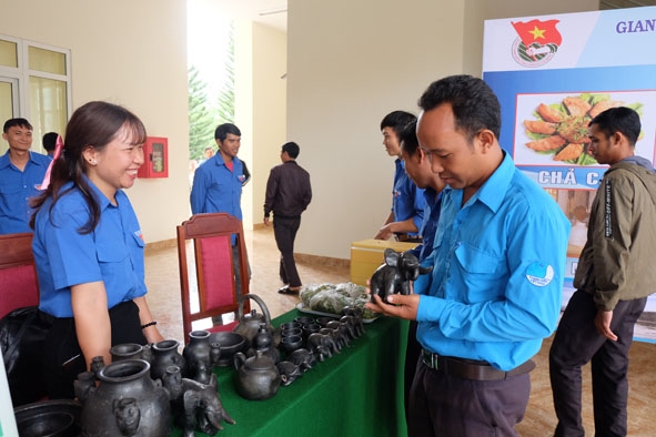 Sản phẩm gốm M'nông được đoàn viên, thanh niên của Đoàn xã Yang Tao giới thiệu tại Hội thảo 