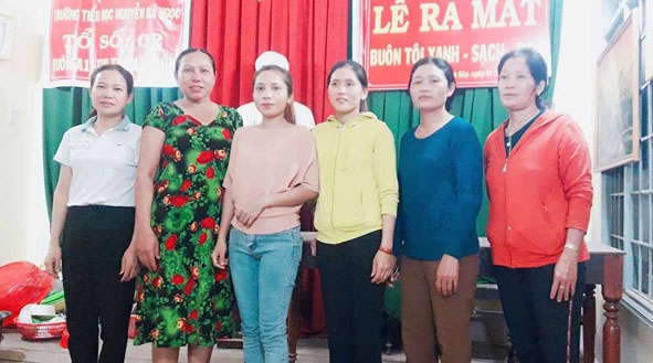 Các thành viên Ban chủ nhiệm mô hình “Buôn tôi xanh - sạch - đẹp” tại lễ ra mắt.