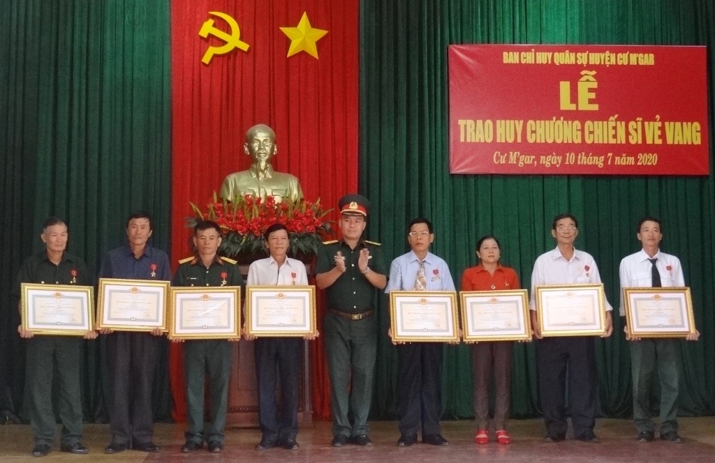 Thủ trưởng Ban Chỉ huy quân sự huyện Cư M’gar  trao Huy chương chiến sĩ vẻ vang cho các đồng chí