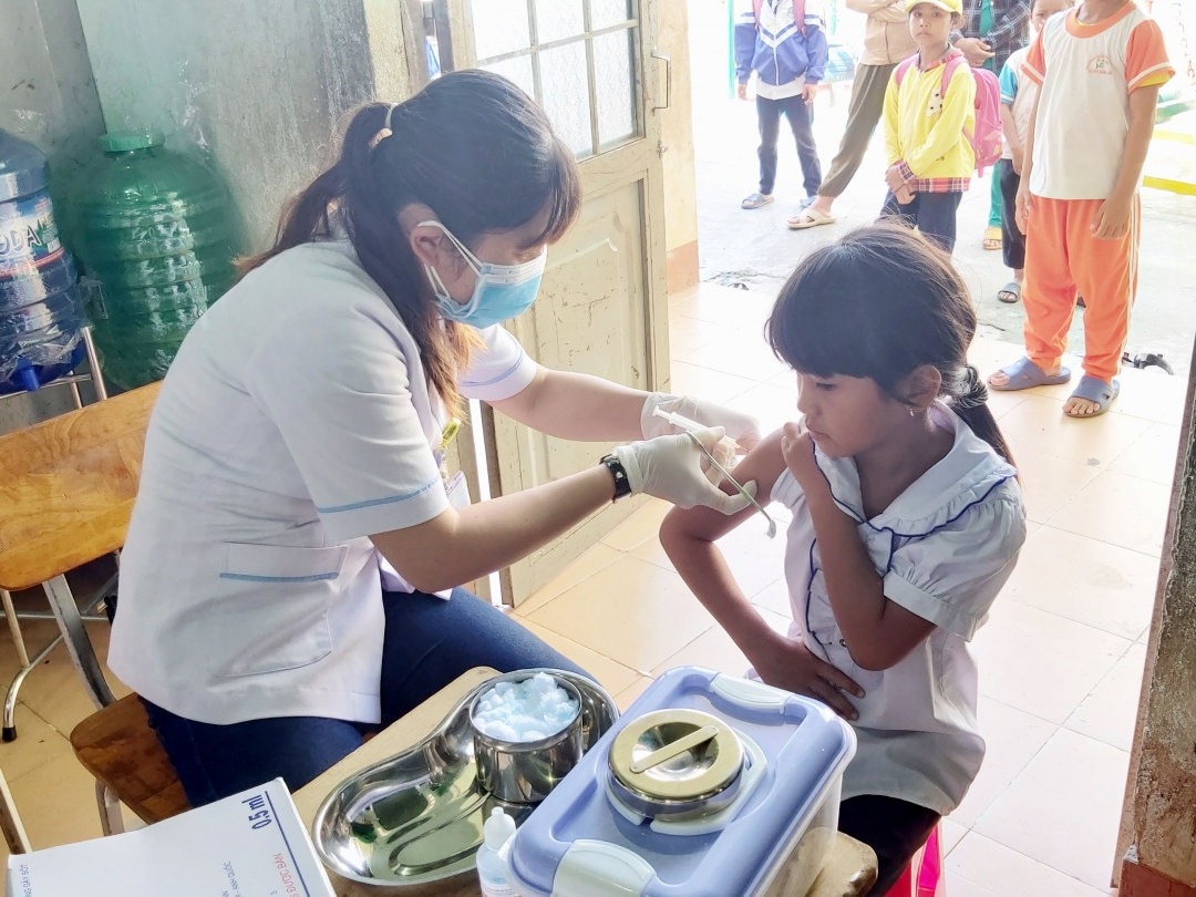 Tiêm vắc xin phòng bệnh bạch hầu cho trẻ em tại trường học. 