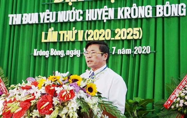 Bí thư Huyện ủy Krông Bông Đỗ Quốc Hương phát biểu tại đại hội.
