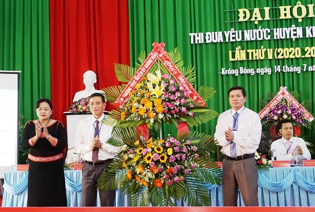 Bí thư Huyện ủy Krông Bông Đỗ Quốc Hương tặng hoa chúc mừng đại hội.