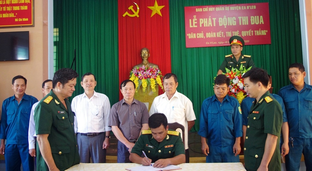 Các cơ quan, đơn vị LLVT huyện Ea H'Leo ký kết giao ước thi đua