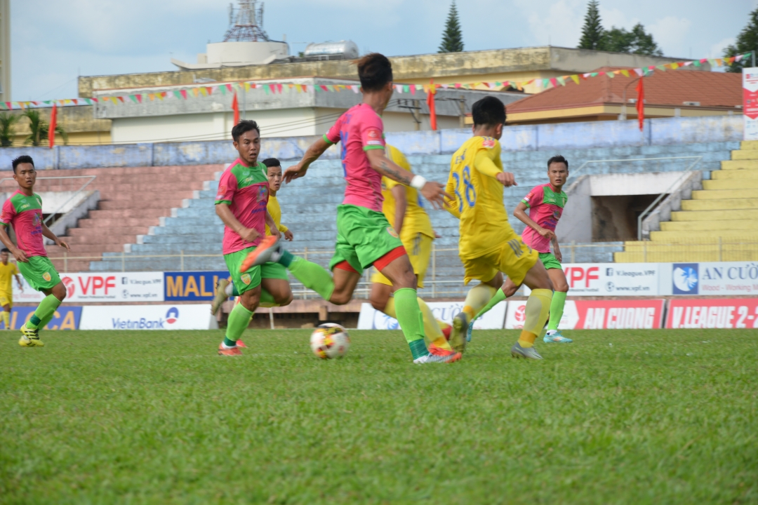 Các cầu thủ Đồng Tháp (áo hồng) trong trận thua Đắk Lắk 0-2 ở mùa giải 2019. 