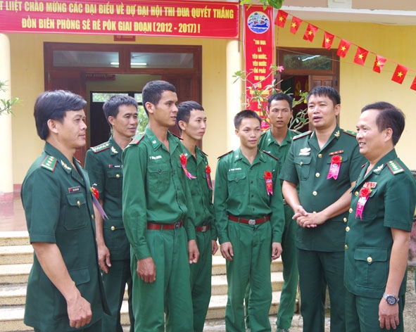 Đại tá Phạm Hữu Chiến (bìa phải), Chính ủy Bộ đội Biên phòng tỉnh trao đổi với cán bộ, chiến sĩ  Đồn Biên phòng Sêrêpốk.  Ảnh: Nguyễn Dân