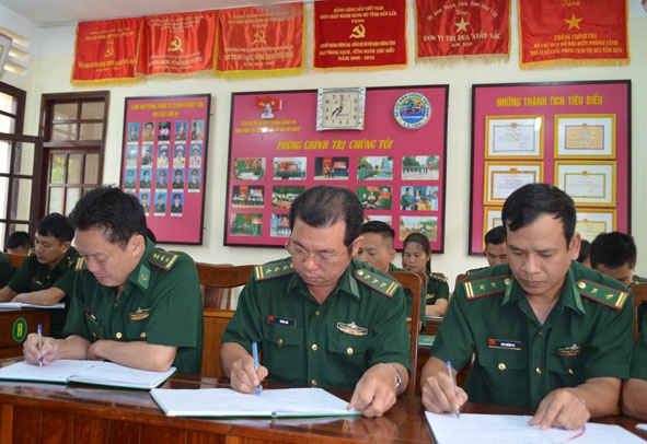 Cán bộ, nhân viên Phòng Chính trị ghi chép “Lời Bác dạy ngày này năm xưa”.