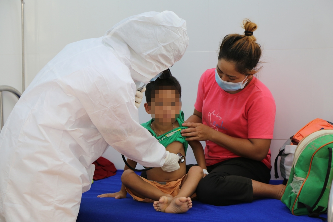 Một trẻ ở huyện cư Mgar mắc bạch hầu điều trị tại cơ sở y tế. 
