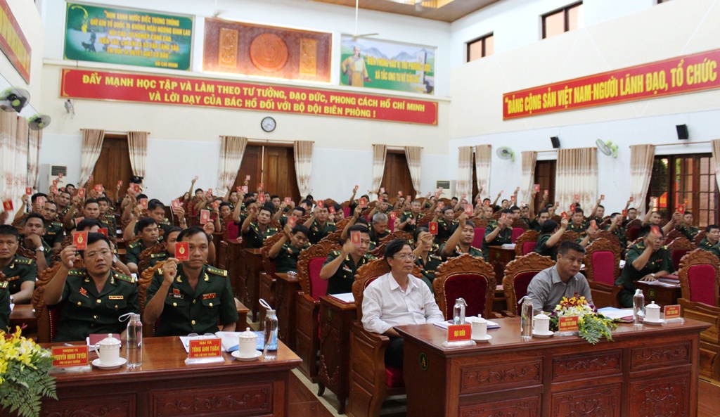 Các đại biểu tham gia biểu quyết tại đại hội