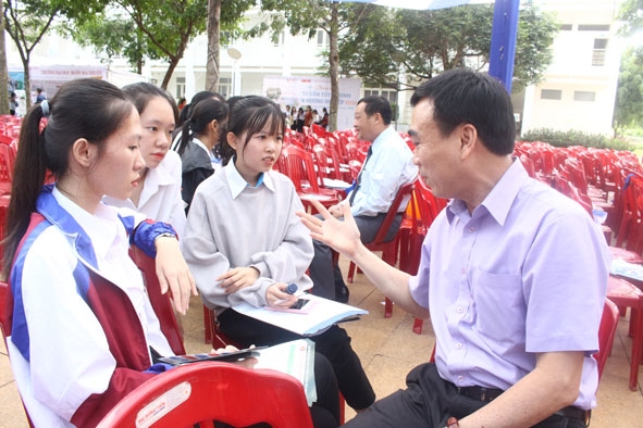 Tiến sĩ Phạm Tấn Hạ, Phó Hiệu trưởng Trường ĐH Khoa học Xã hội và Nhân văn - ĐH Quốc gia TP. Hồ Chí Minh trao đổi với học sinh tại Chương trình tư vấn tuyển sinh, hướng nghiệp năm 2020.   Ảnh: Lan Anh