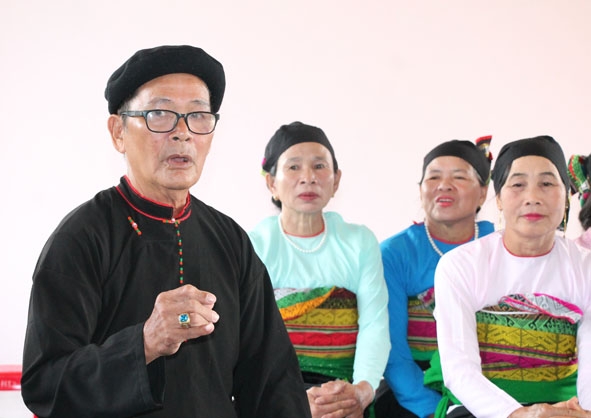 Ông Bùi Văn Trinh (thôn 1, xã Ea Ô, huyện Ea Kar) thể hiện những câu hát dân gian của dân tộc Mường. 