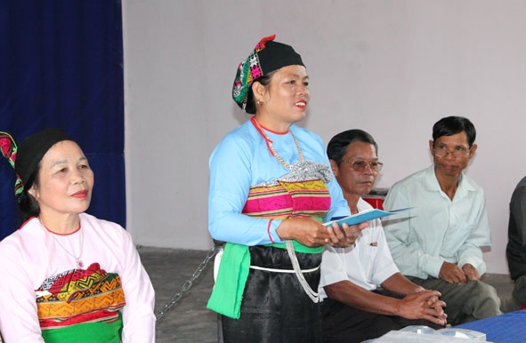 Bà Lương Thị Nhã (thôn 9, xã Ea Păl, huyện Ea Kar) điều hành một buổi sinh hoạt của Câu lạc bộ Văn hóa dân tộc Mường xã Ea Păl.