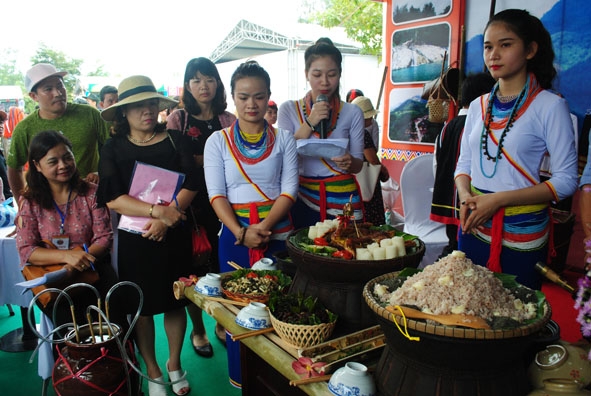  Ẩm thực  của người Cor (trong đó  có cơm lúa rẫy) tại Ngày hội Văn hóa  các dân tộc miền Trung.    