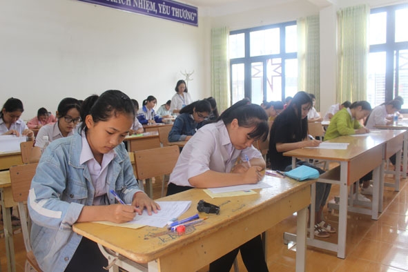 Thí sinh tham dự kỳ thi tuyển sinh vào lớp 10 năm học 2019-2020 tại Trường THPT Chuyên Nguyễn Du. 