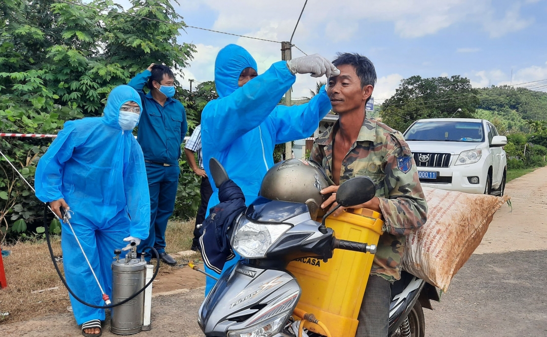 Ca1n bộ y tế kiểm tra y tế đối với người ra vào vùng dịch tại xã Dray Bhăng, huyện Cư Kuin