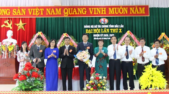 Bí thư Đảng ủy Khối các cơ quan và doanh nghiệp tỉnh Đoàn Thị Biên tặng lẵng hoa chúc mừng Đại hội Đảng bộ Sở Tài chính lần thứ X, nhiệm kỳ 2020 - 2025.