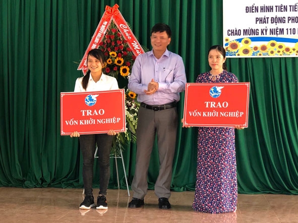 Đại diện lãnh đạo huyện Krông Ana trao vốn khởi nghiệp cho hội viên phụ nữ trên địa bàn.