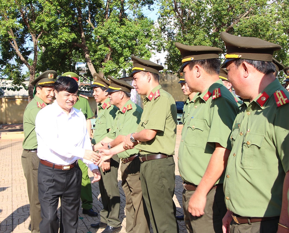 Phó Bí thư  Thường trực Tỉnh ủy Phạm Minh Tấn  động viên cán bộ chiến sĩ Công an tỉnh trong đợt cao điểm ra quân trấn áp  tội phạm năm 2020.  Ảnh: Hồng Chuyên