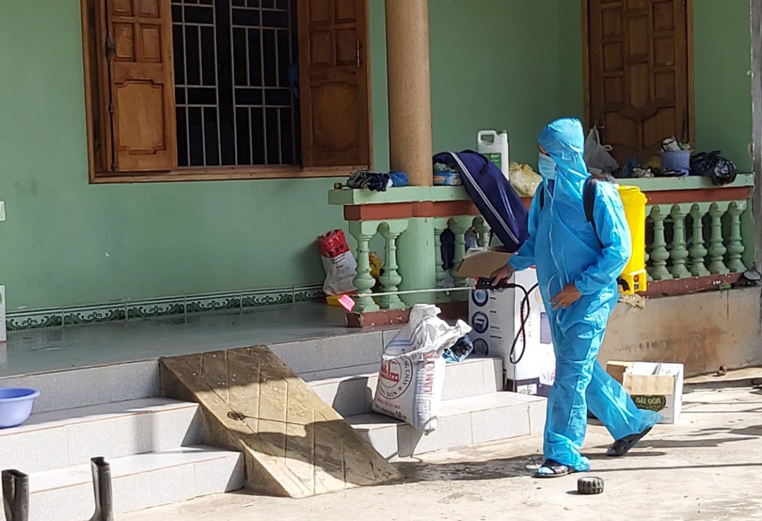 Can bộ y tế phun hóa chất khử khuẩn tại một gia đình trong vùng dịch buôn Diêo, xã Bông Krang, huyện Lắk