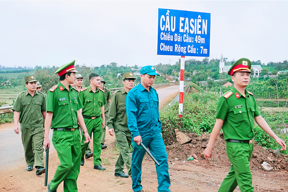 Công an xã Ea Siên, thị xã Buôn Hồ tham gia tuần tra bảo vệ ANTT. Ảnh: T.Tính