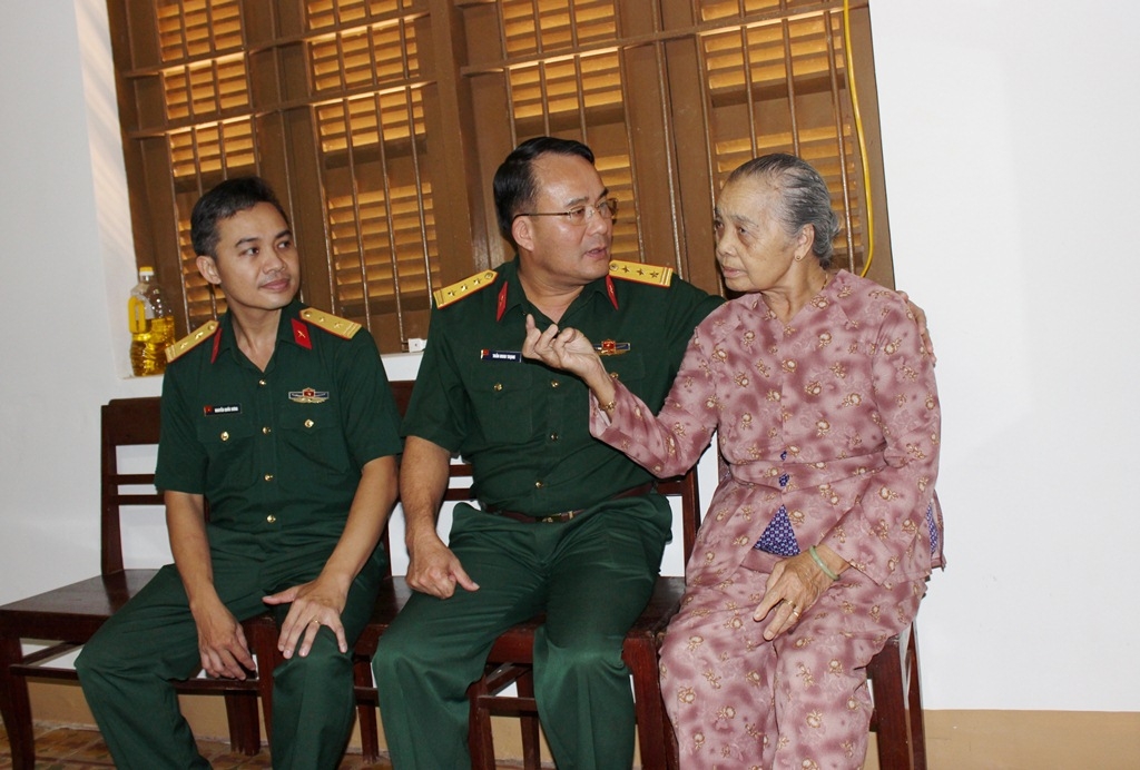 Đoàn công tác ân cần chuyện trò, thăm hỏi thân nhân Anh hùng lực lượng vũ trang nhân dân, Thiếu tướng Y Blốk Êban