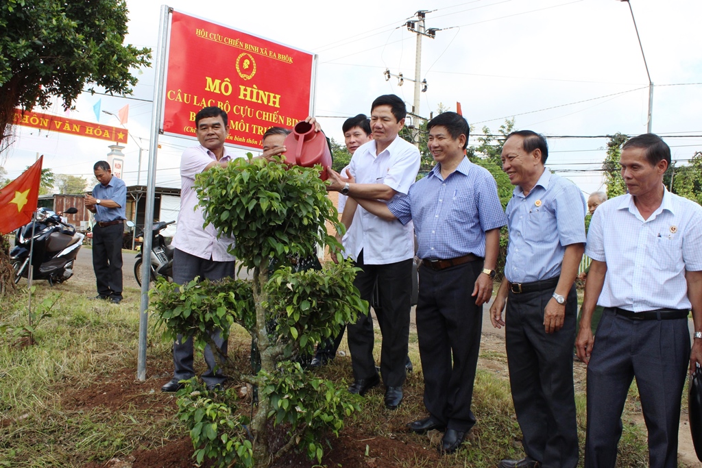 Các đại biểu tham gia chăm sóc cây trồng sau lễ ra mắt câu lạc bộ