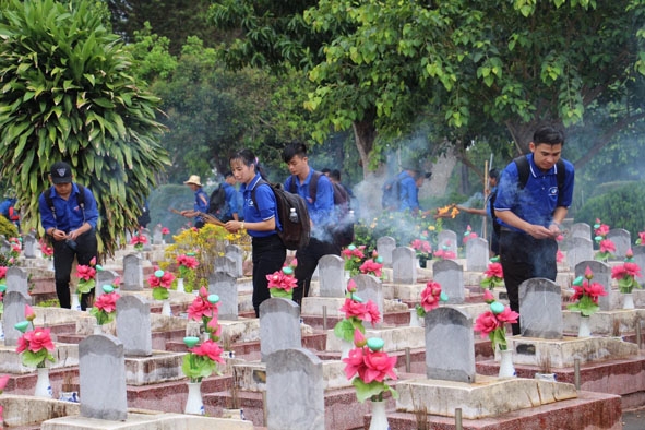 Đoàn viên thanh niên thắp nến tri ân tại Nghĩa trang Liệt sỹ tỉnh.    
