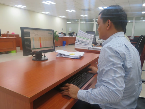 Nhân viên kinh doanh của ngành Điện theo dõi biểu đồ phụ tải của khách hàng thông qua hệ thống RF-Spider.