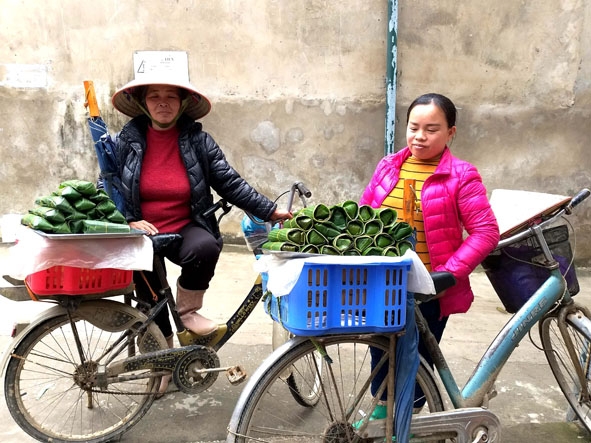 Người Tày bày bán bánh ngải ở chợ phiên.  