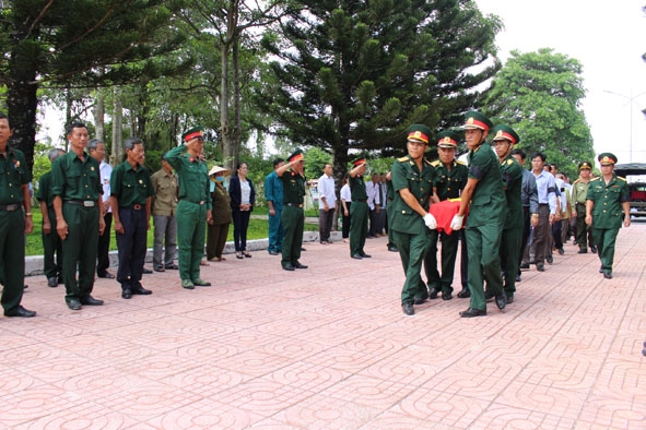 Quy tập hài cốt liệt sỹ Nguyễn Quý về an táng tại Nghĩa trang Liệt sỹ huyện Buôn Đôn. 