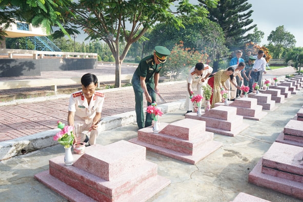 Cán bộ huyện Buôn Đôn thắp hương phần mộ các liệt sỹ. 