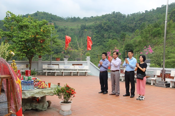 Đoàn khách dâng hương tại Nhà tưởng niệm các Anh hùng liệt sỹ hy sinh tại Mặt trận Vị Xuyên. 