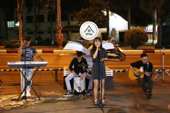 Ban nhạc Ngộ Band biểu diễn tại Đường sách Cà phê Buôn Ma Thuột.