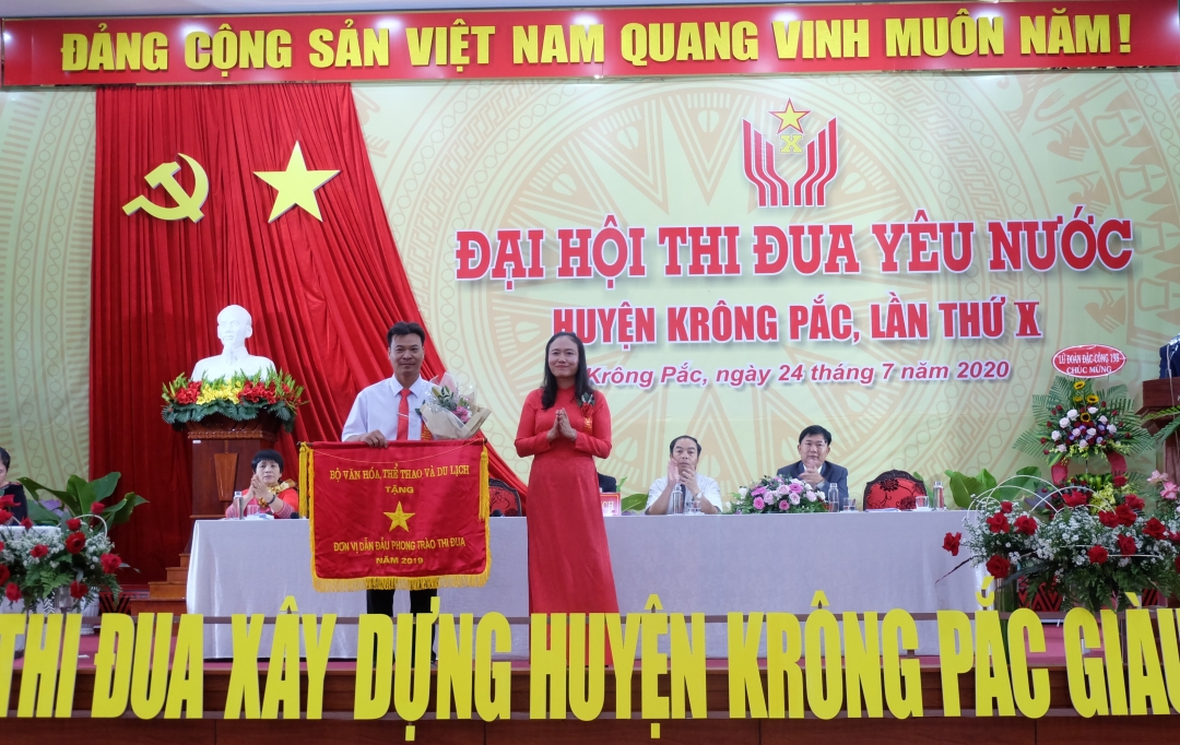 Trao Cờ thi đua của Bộ Văn hóa, Thể thao và Du lịch tặng Phòng Văn hóa - Thông tin huyện Krông Pắc
