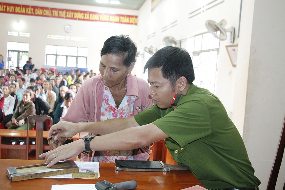 Cán bộ Đội Cảnh sát quản lý hành chính về trật tự xã hội (Công an huyện Krông Ana) làm thủ tục cấp chứng minh nhân dân cho người dân xã Ea Na. 
