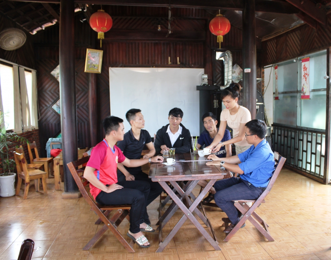 Khách hàng thưởng thức cà phê tại Quán cà phê Hoa Sữa của anh Vạn.