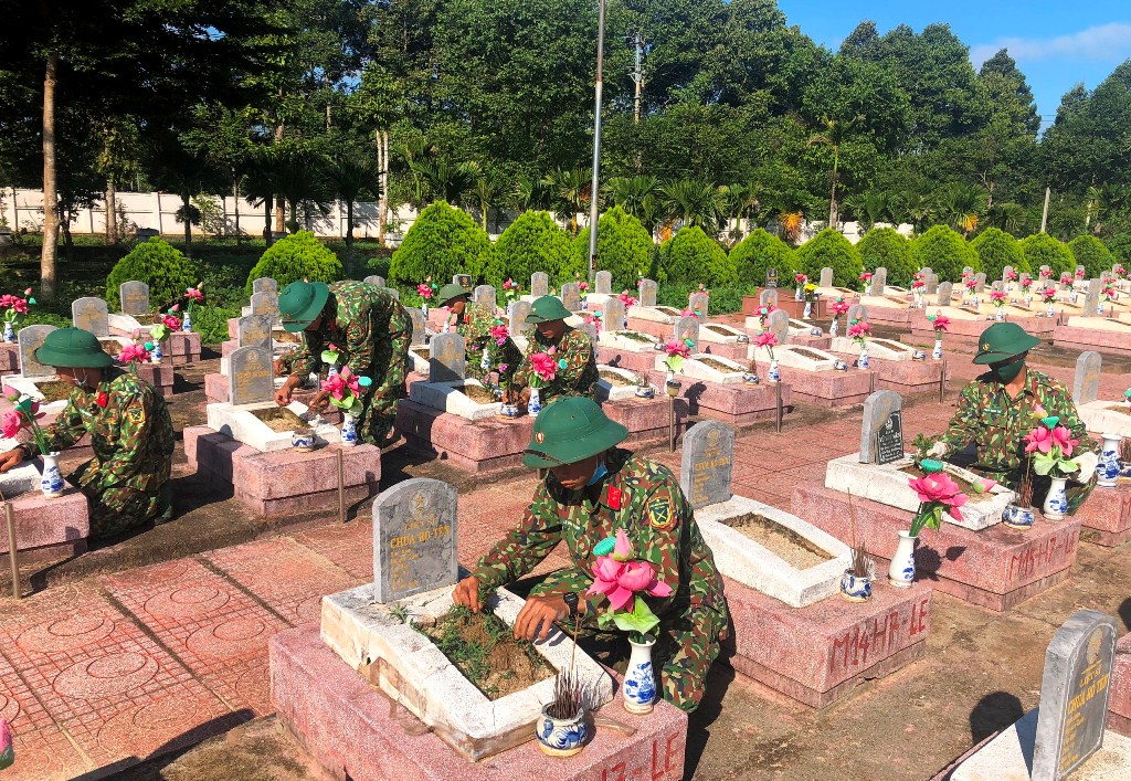 Chiến sĩ Trung đoàn 584 dọn cỏ trên các phần mộ liệt sỹ tại Nghĩa trang Liệt sỹ tỉnh