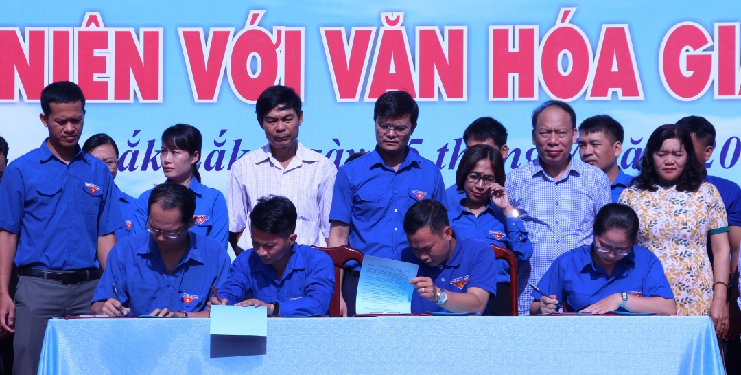 Các tổ chức cơ sở Đoàn ký