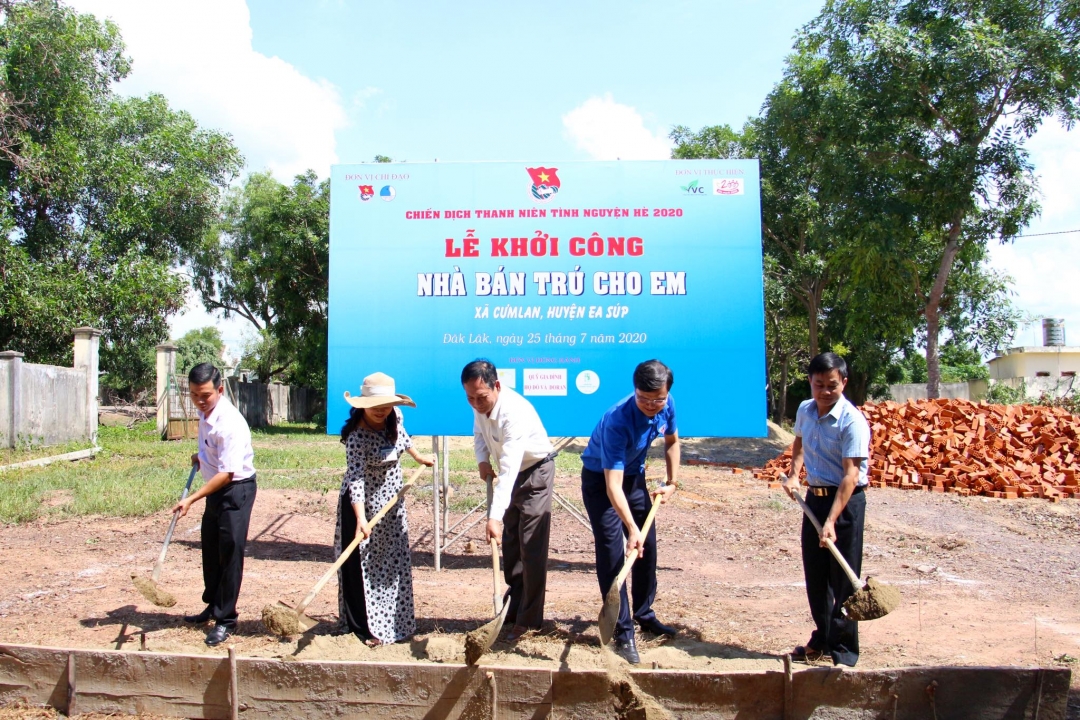 Các đại biểu khởi công công trình 