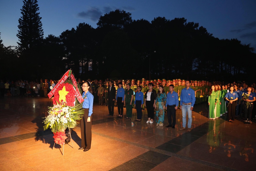 Trong không khí trang nghiêm, hơn 2.000 đại biểu, đoàn viên, thanh niên và người dân tham dự buổi lễ tri ân các Anh hùng liệt sỹ
