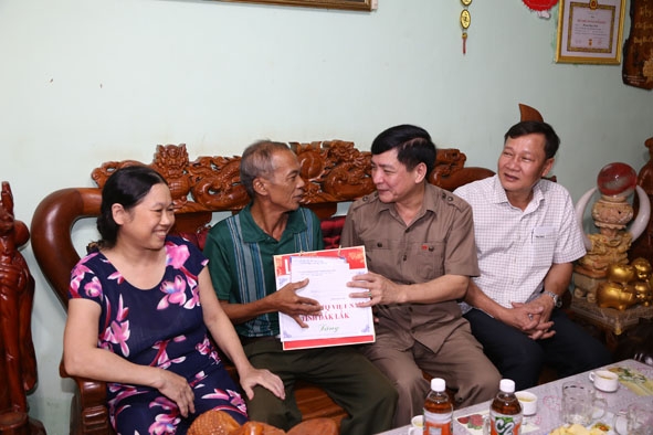 Bí thư Tỉnh ủy Bùi Văn Cường (thứ hai từ phải sang) và Giám đốc Sở Lao động - Thương binh và Xã hội Trần Phú Hùng thăm hỏi, tặng quà gia đình người có công nhân dịp 27-7. Ảnh: T.Hùng