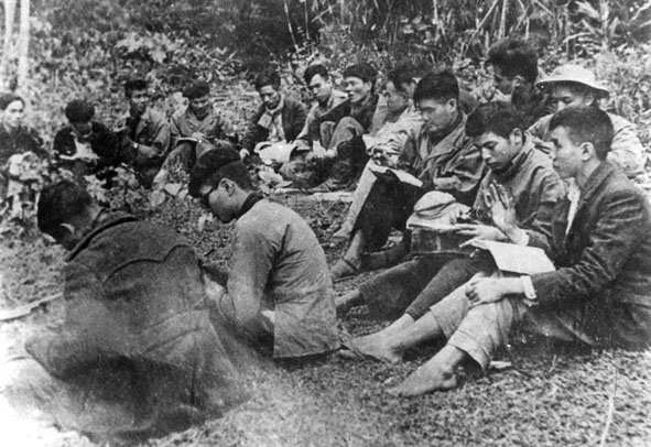 Một cuộc họp của văn nghệ sĩ ở Việt Bắc trong kháng chiến chống Pháp. Ảnh tư liệu