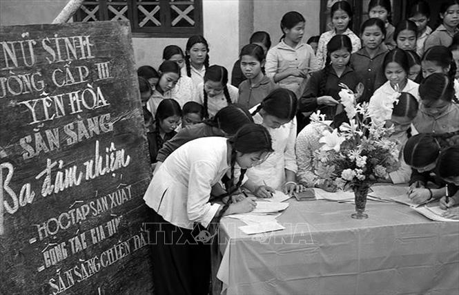 Học sinh trường cấp III Yên Hòa, Hà Nội đăng ký phong trào 