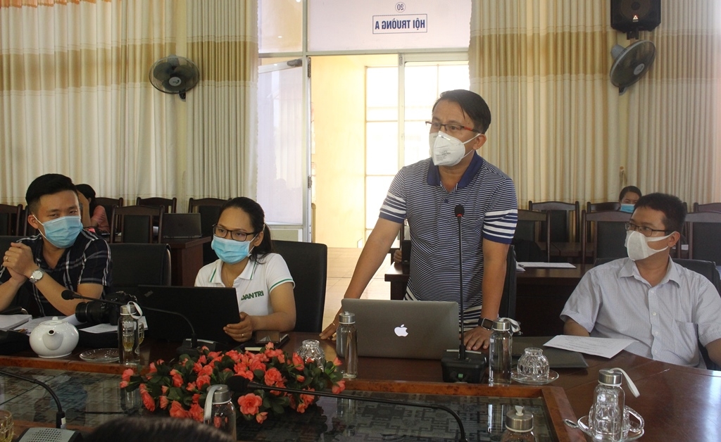 Đại diện cơ quan thông tấn, báo chí nêu ý kiến tại buổi họp báo.