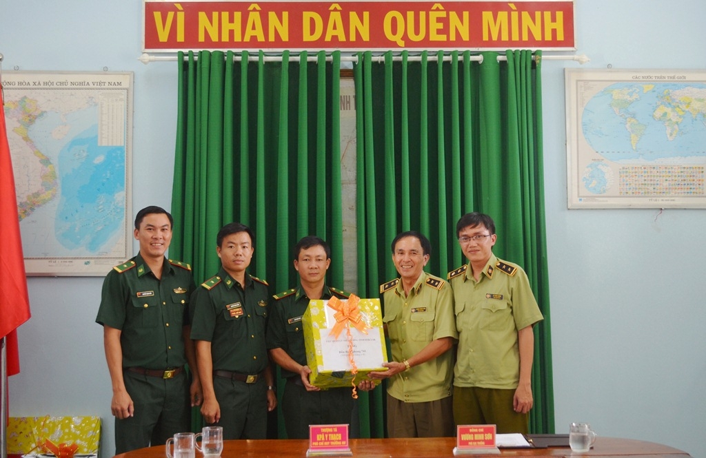 Đoàn công tác tặng khẩu trang y tế cho cán bộ, chiến sĩ Đồn Biên phòng Yok M’Bre