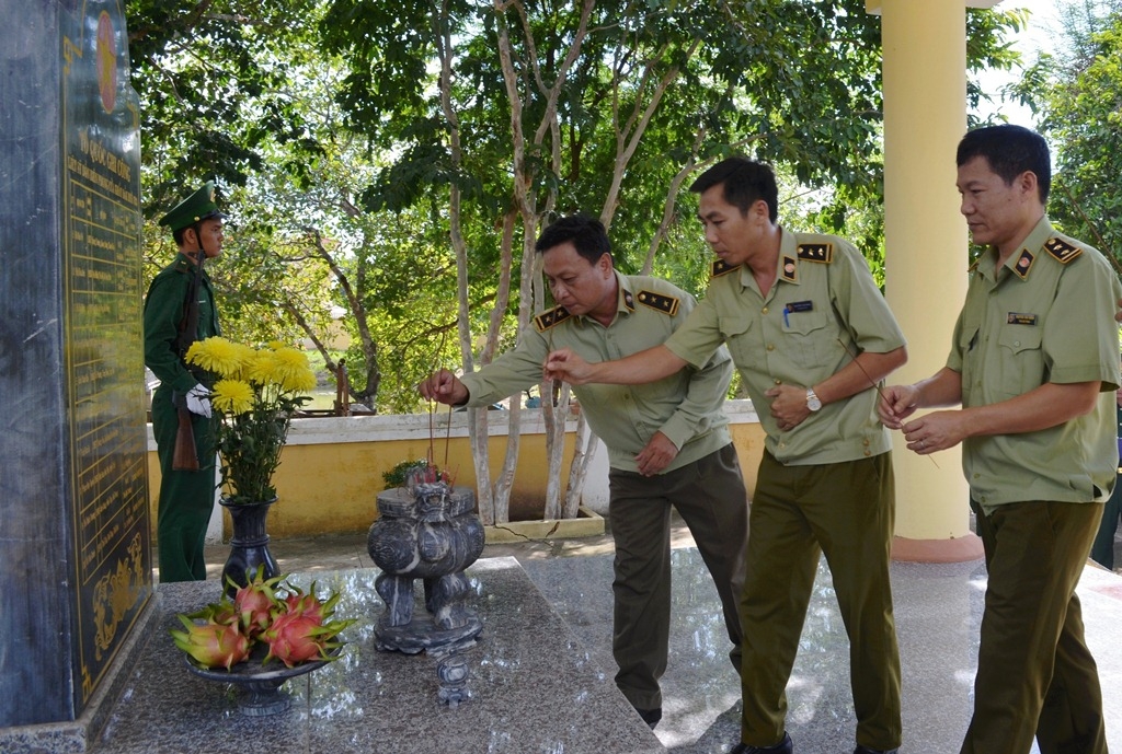 Đoàn công tác thắp hương tại nhà bia ghi danh các anh hùng liệt sĩ hy sinh tại khu vực Đồn Biên phòng Cửa khẩu Đắk Ruê