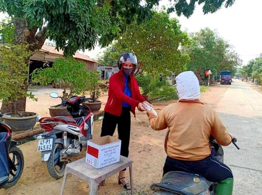 Hội Phụ nữ, Đoàn thanh niên xã Ea Bung (huyện Ea Súp) tặng khẩu trang, tuyên truyền phòng dịch Covid-19 cho người dân trên địa bàn