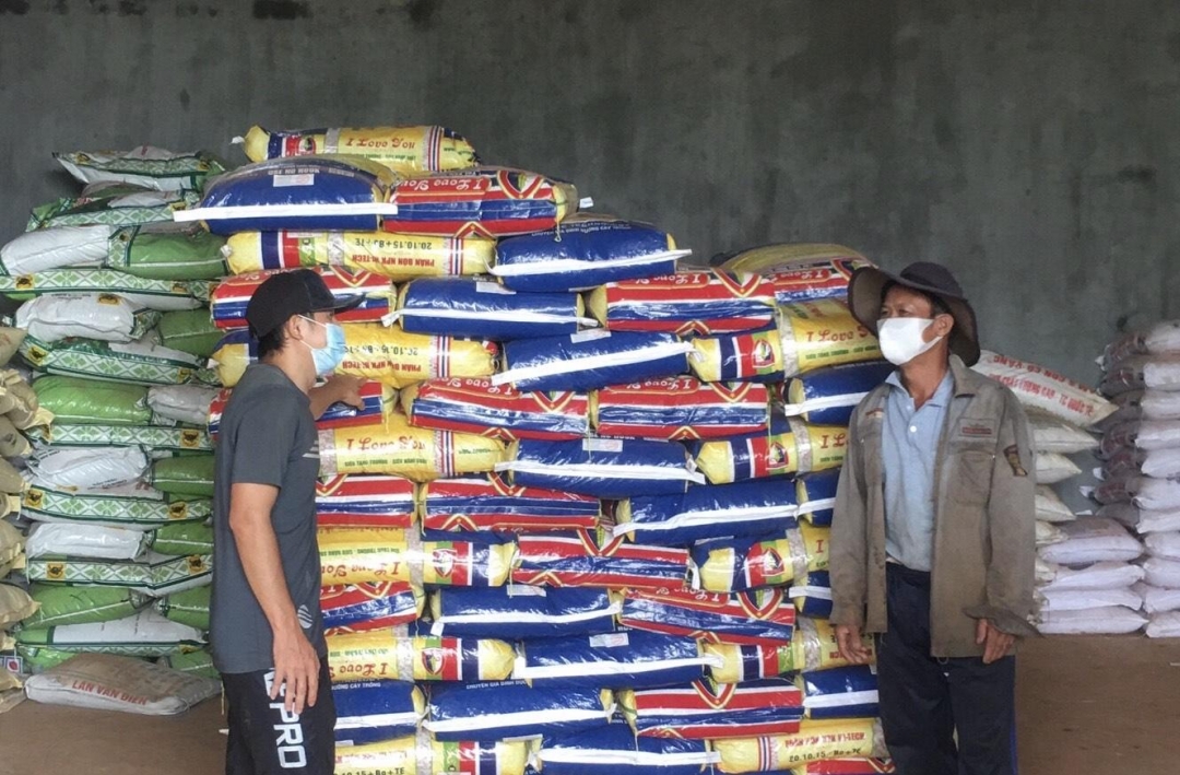 Cơ sở kinh doanh phân bón Hà Xuân Nhung (thị trấn Buôn Trấp) thực hiện nghiêm các biện pháp phòng chống dịch. Ảnh: V.Anh