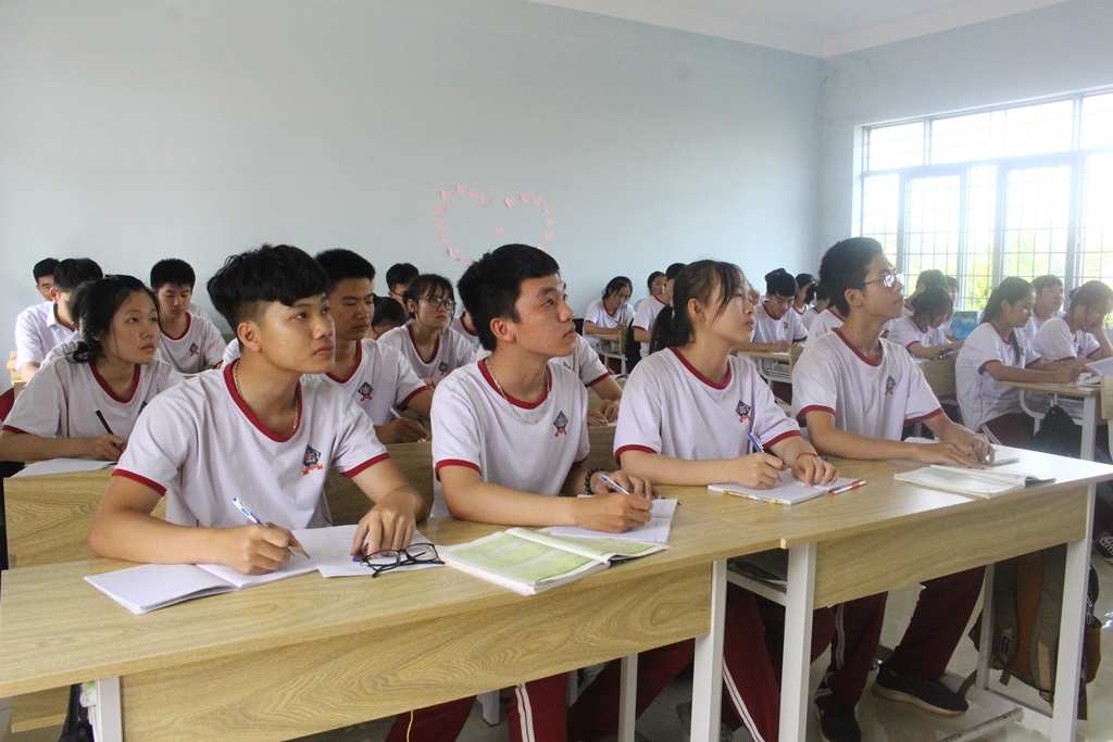 Học sinh lớp 12 Trường THPT Ngô Gia Tự (huyện Ea Kar) tập trung ôn thi tốt nghiệp.