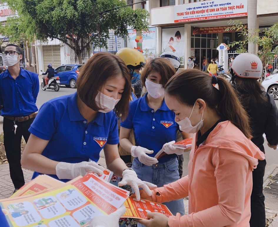 Đoàn viên thanh niên Đoàn cơ sở Viện Vệ sinh dịch tễ Tây Nguyên tuyên truyền phòng chống dịch bệnh do Covid-19 cho người dân. Ảnh: Vân Anh