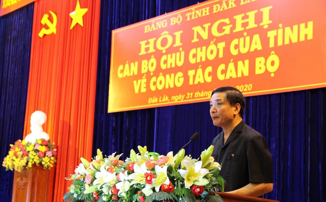 Ủy viên Trung ương Đảng, Bí thư Tỉnh ủy Bùi Văn Cường phát biểu tại hội nghị. 